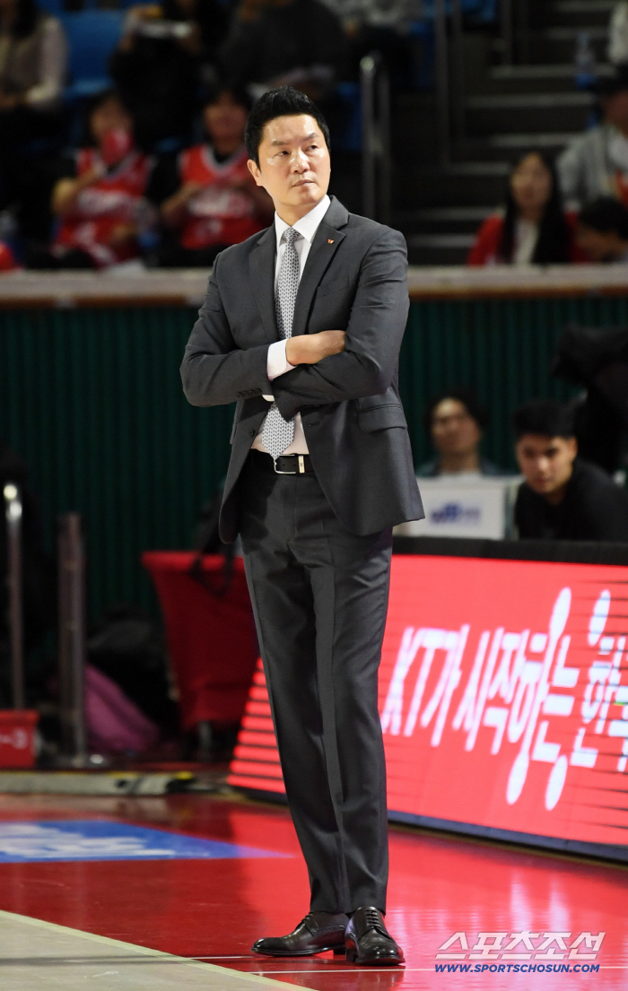 잠실학생체육관 전희철 감독 현장 포토
