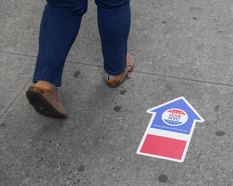 Los votantes de la ciudad de Nueva York acuden a las urnas para unas elecciones a la alcaldía muy reñidas