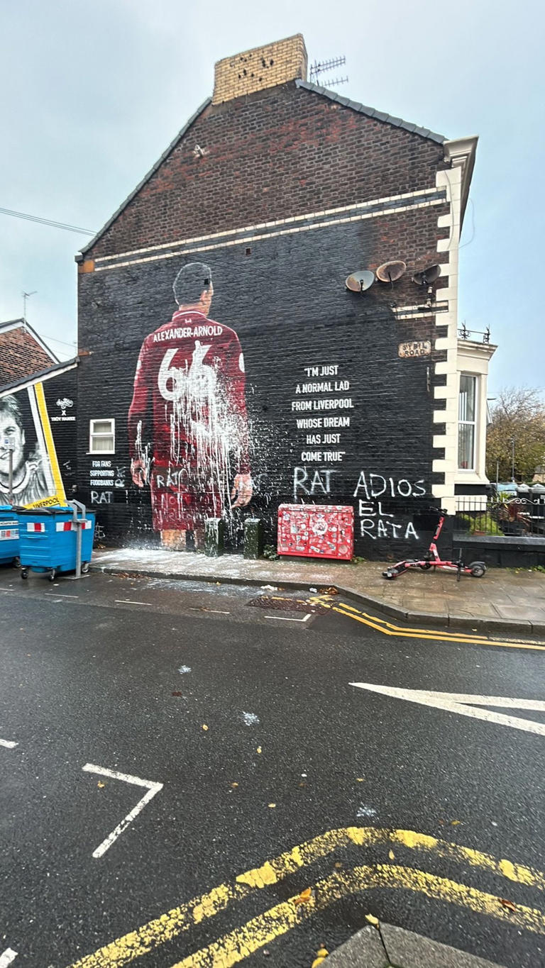 Mural de Trent Alexander-Arnold vandalizado antes de su regreso al Liverpool