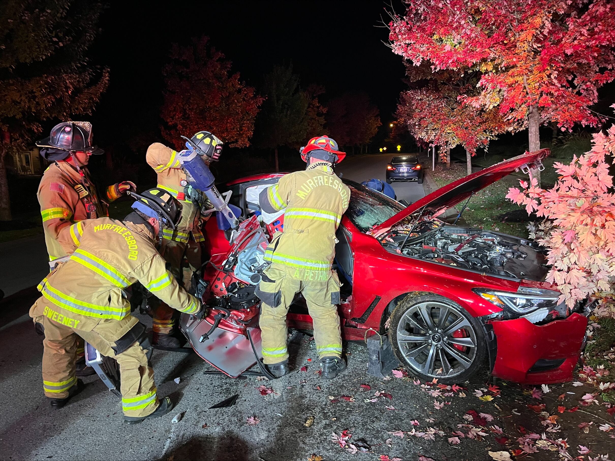 Driver trapped after slamming into tree in Murfreesboro