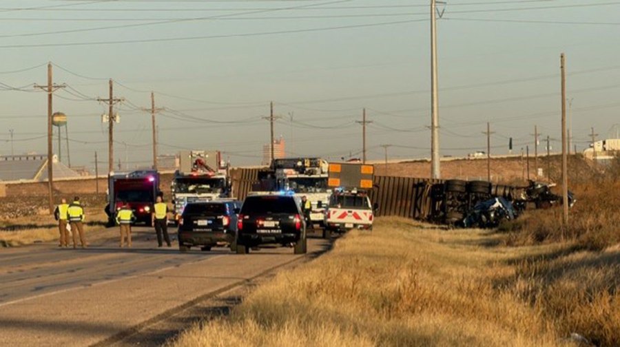 Crash involving serious injures shuts down SE Loop 289 at Southeast Drive