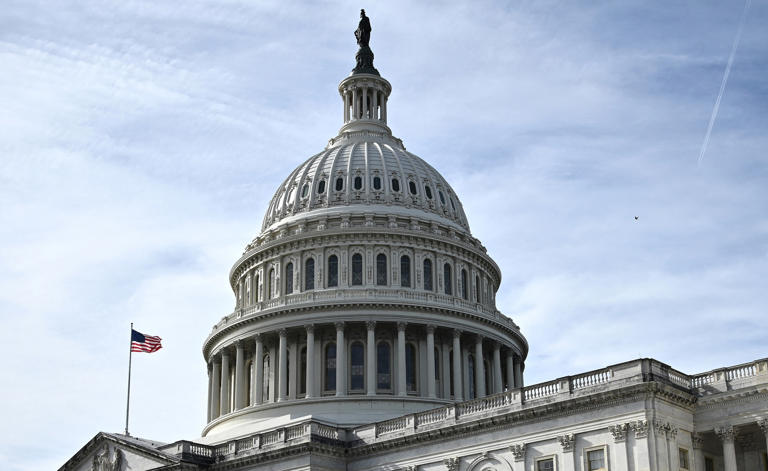 Actualizaciones sobre el cierre del gobierno: Trump argumenta que el Partido Republicano podría perder las elecciones de mitad de mandato si se mantiene la obstrucción parlamentaria.