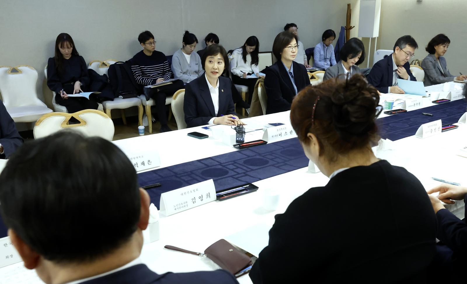 이스란 보건복지부 1차관이 4일 오후 정부서울청사에서 2025년 제6차 장기요양위원회를 주재하고 있다. 보건복지부 제공