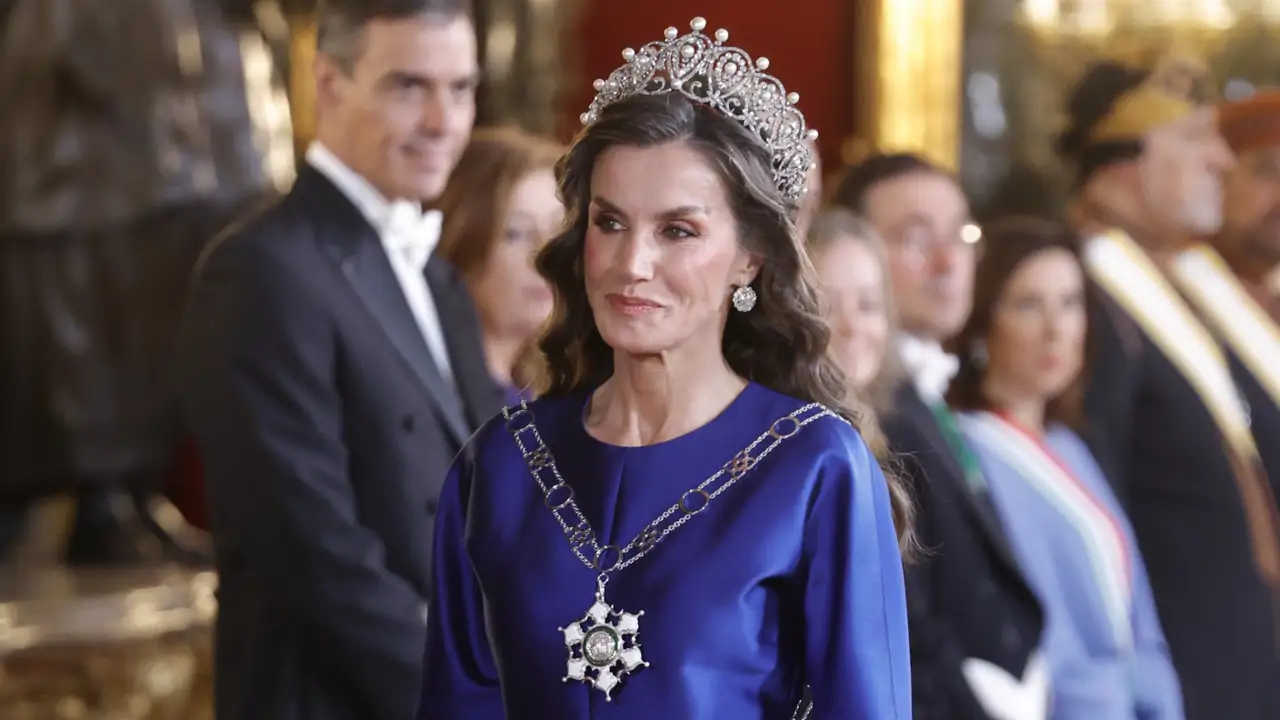 La majestuosidad de Letizia en la cena de gala con el Sultán de Omán ...