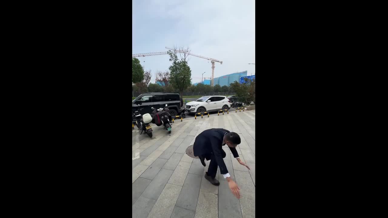 Man’s long jump attempt ends in a funny fall in Jiangsu, China