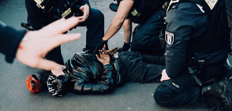 Polizeibeamte kontrollieren am Bahnhof Alexanderplatz zu Beginn des Waffenverbots in Berliner U-Bahnen junge Männer. In allen Berliner S-Bahnen, U-Bahnen, Bussen und Straßenbahnen sind Messer und andere Waffen ab heute verboten. Damit wollen Senat und Polizei die Gewaltkriminalität eindämmen. Die Polizei registriert in ganz Deutschland eine Zunahme von Taten und Drohungen mit Messern im öffentlichen Raum.