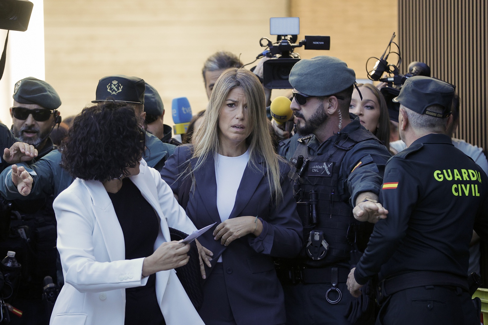 Una acusación pide a la jueza de la dana que investigue qué firmó Mazón ...
