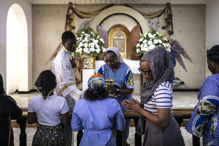 La communion dans une église catholique de Lagos, au Nigeria, le 21 avril 2025