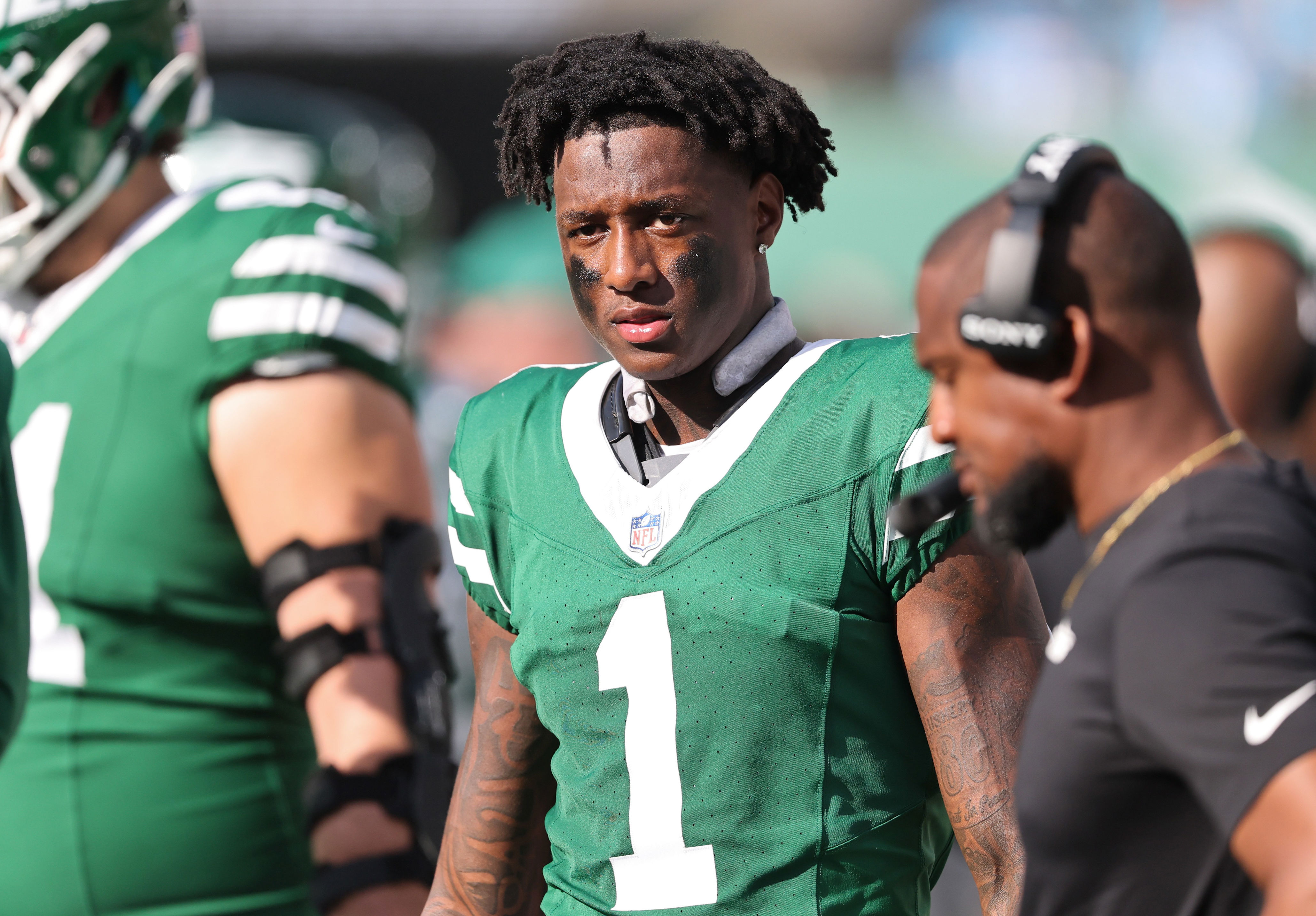 Patriots rivals make pair of blockbusters ahead of NFL trade deadline