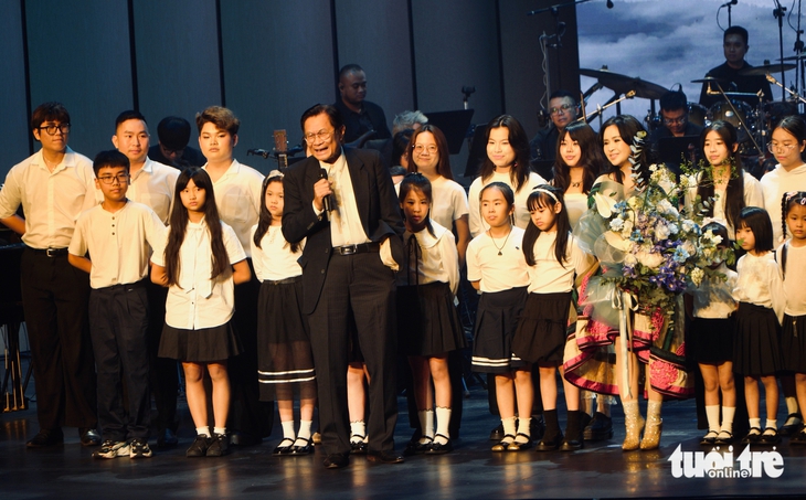 Ca sĩ Hồng Nhung ‘phê bình’ nhạc sĩ Dương Thụ