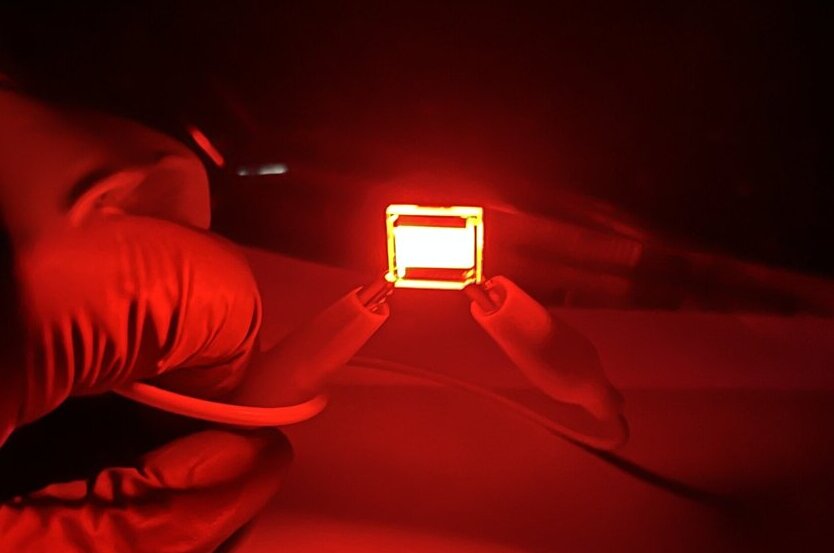 Engineers achieve record 31% efficiency in red quantum LEDs for ...