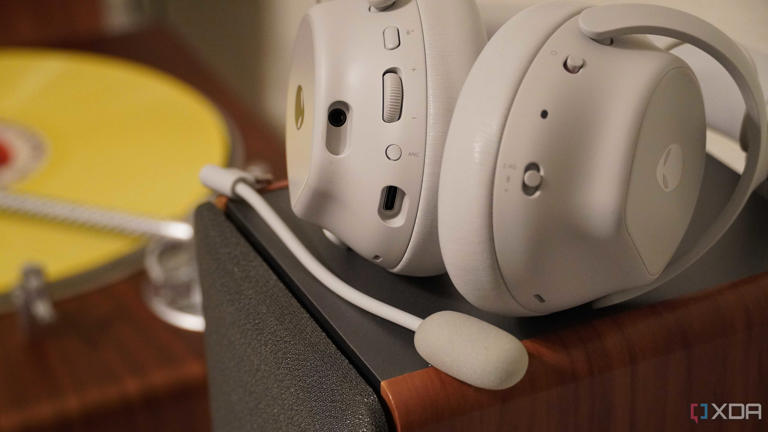 The detachable boom microphone on the Alienware Pro Wireless Gaming Headset.