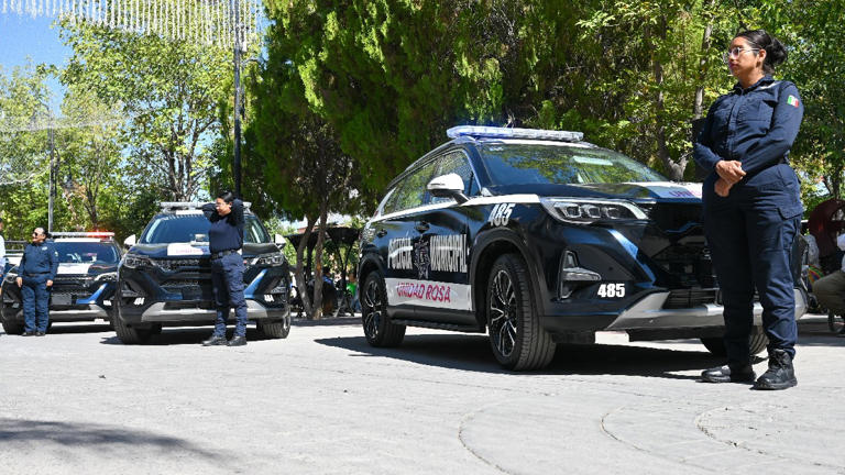 La presidenta Susy Torrecillas, en compañía del director de Seguridad