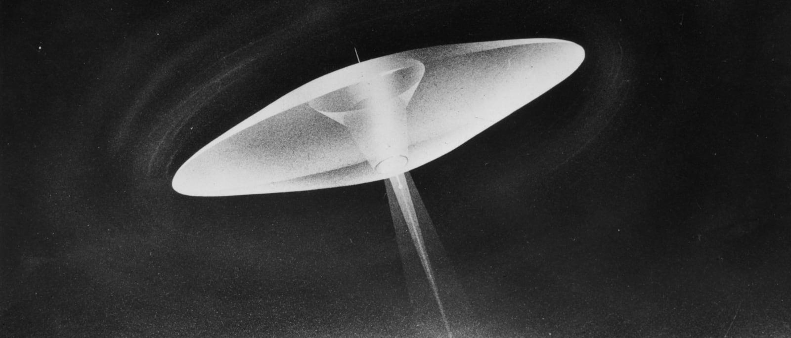 Eerie Video Shows Flying Saucer Zooming Past Airplane In Wisconsin