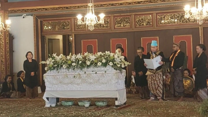 Kanjeng Gusti Pangéran Adipati Anom Hamangkunegoro Sudibya Rajaputra Narendra Mataram Purbaya mengukuhkan diri sebagai Pakubuwono (PB) XIV, Rabu (5/11/2025). Foto: kumparan