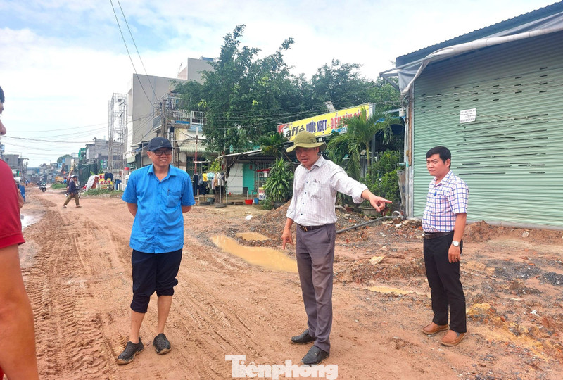 Chỉ đạo khẩn vụ học sinh phải lội bùn đến trường mỗi ngày ở TPHCM