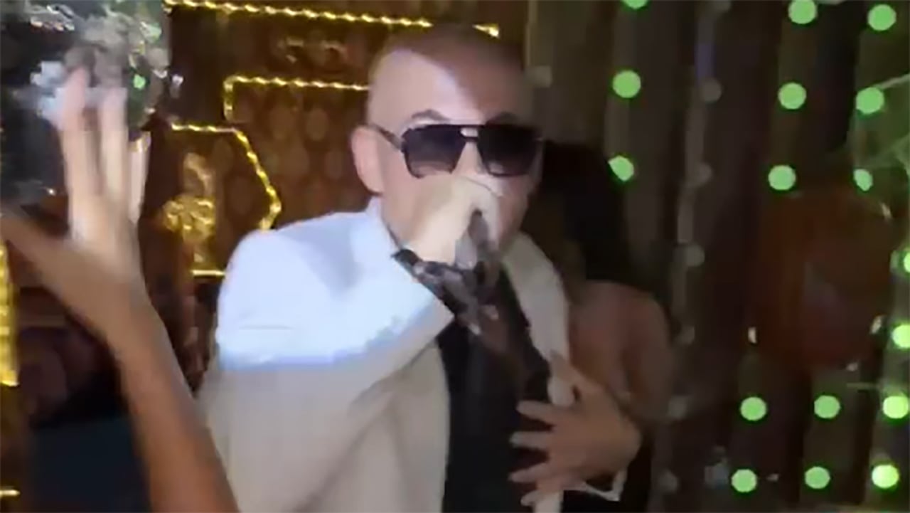 #TheMoment a nightclub believed a man dressed as Pitbull was actually ...