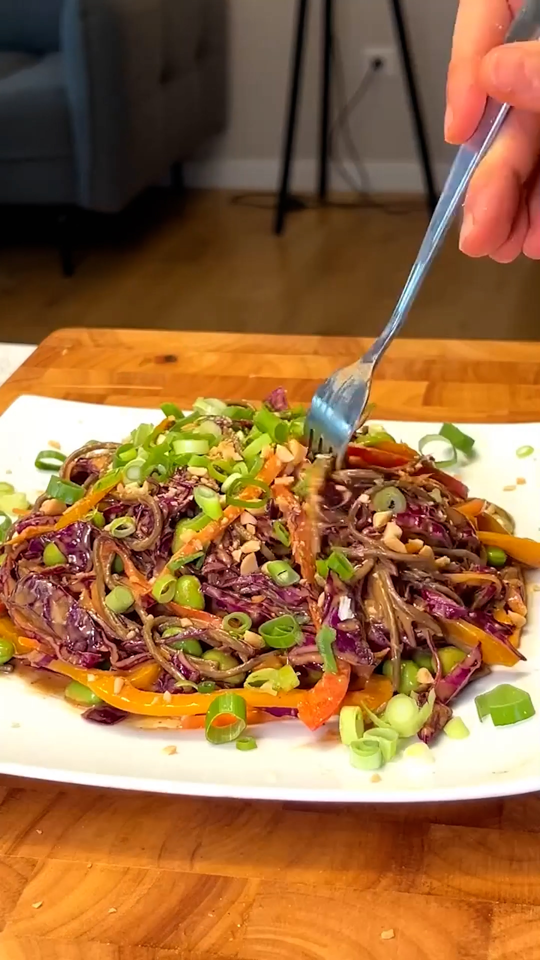 Wie man veganen Thai-Nudel-Salat mit Erdnusssauce zubereitet