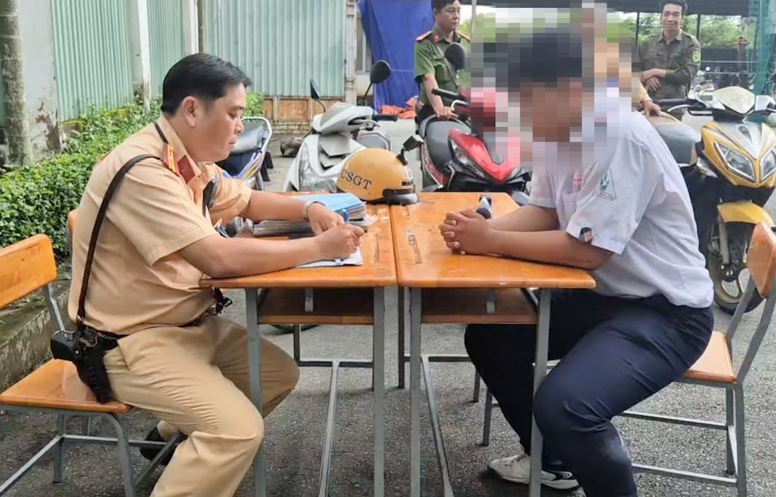 Đi xe máy trên 50 phân khối tới trường, học sinh nói hối hận khi nghe mức phạt