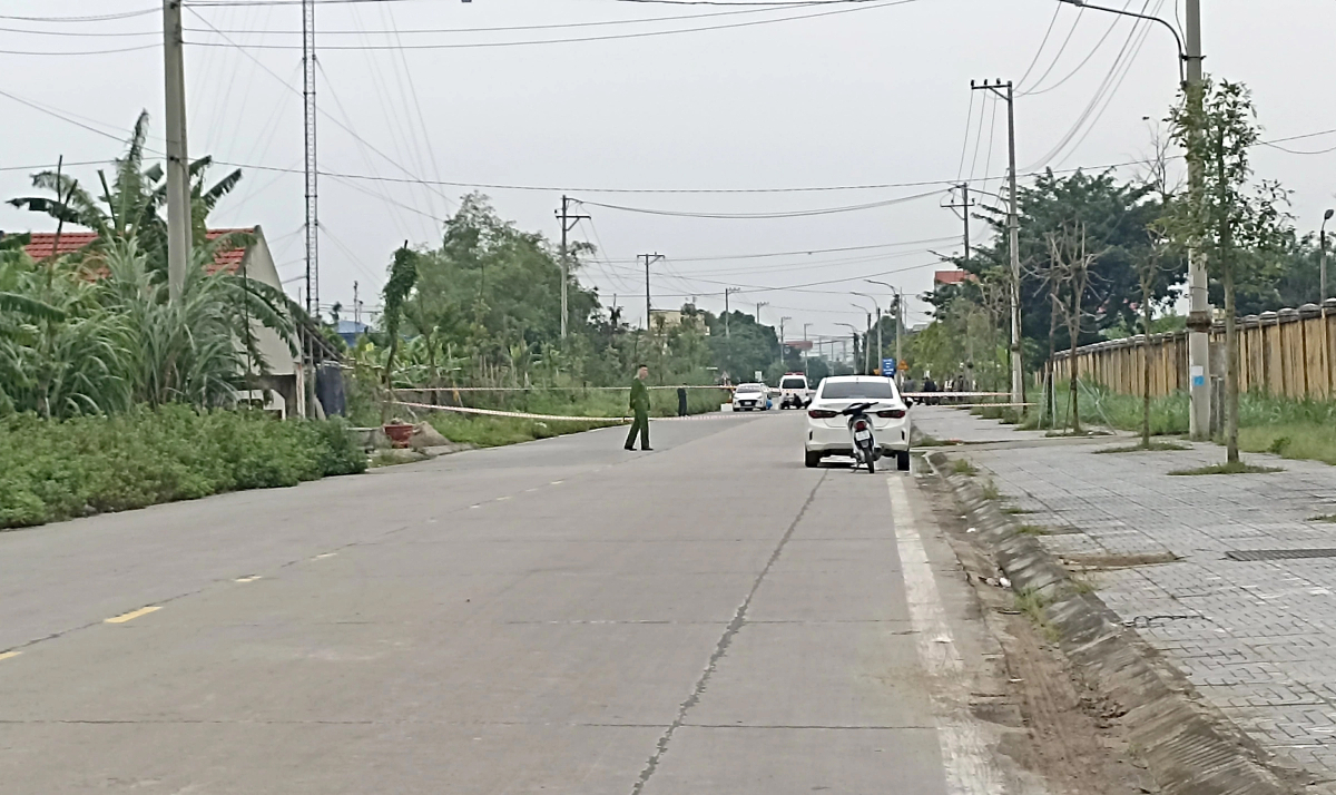 Thi thể bé trai trong túi ở ven đường