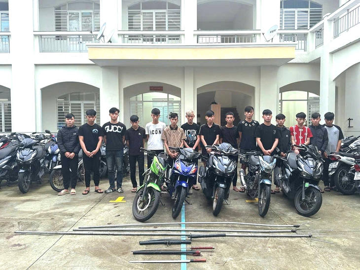 Những người liên quan cùng tang vật tại cơ quan công an - Ảnh: CA