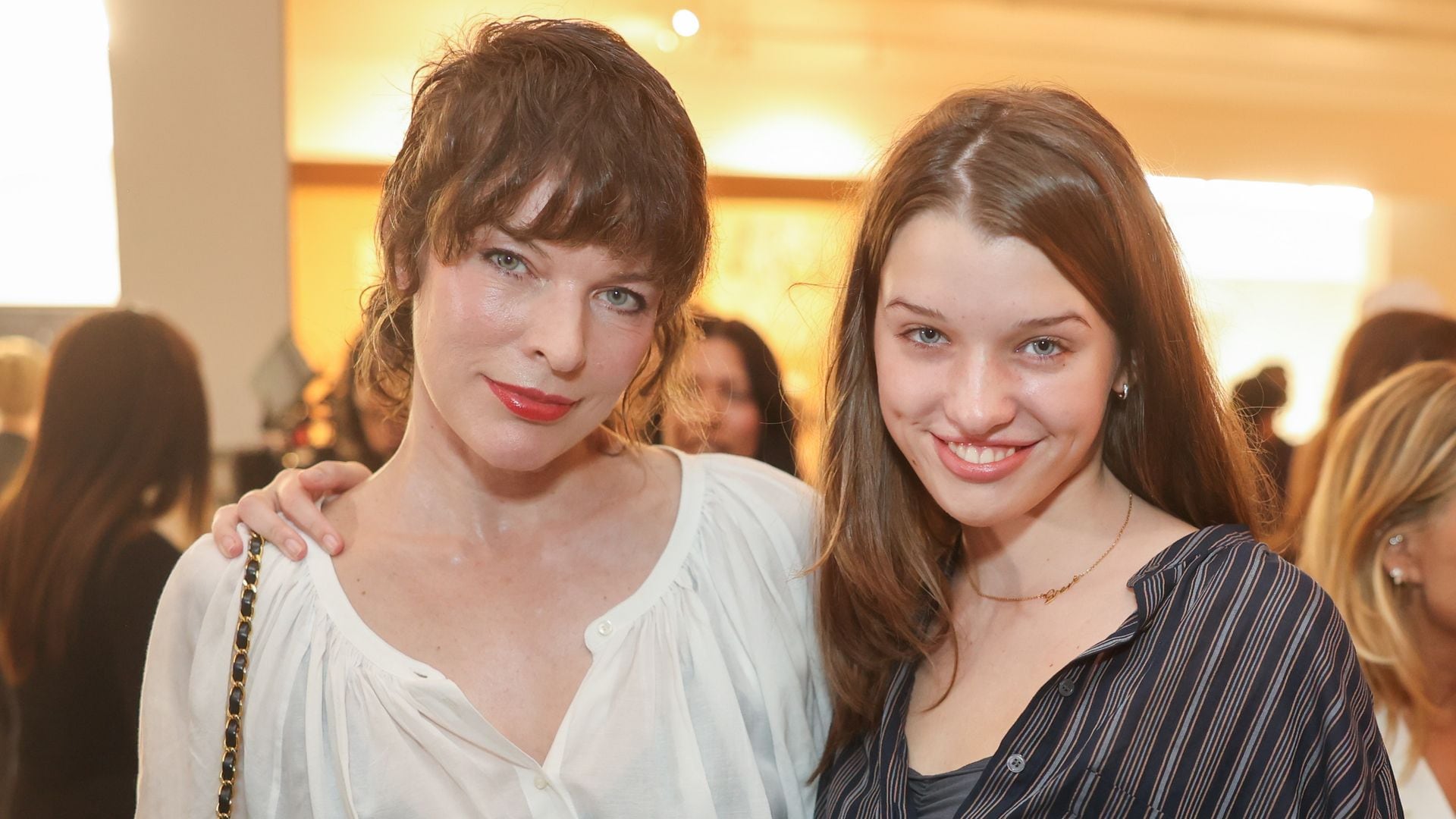 Así es Ever, la hija de Milla Jovovich que cumple 18 años siguiendo su ...