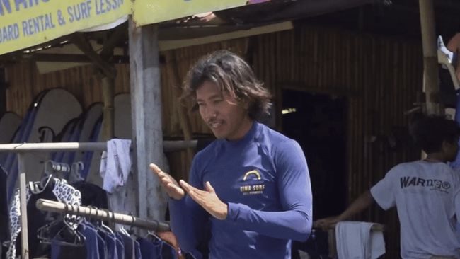 Bali Surf Instructor Uses Sign Language to Teach Lessons