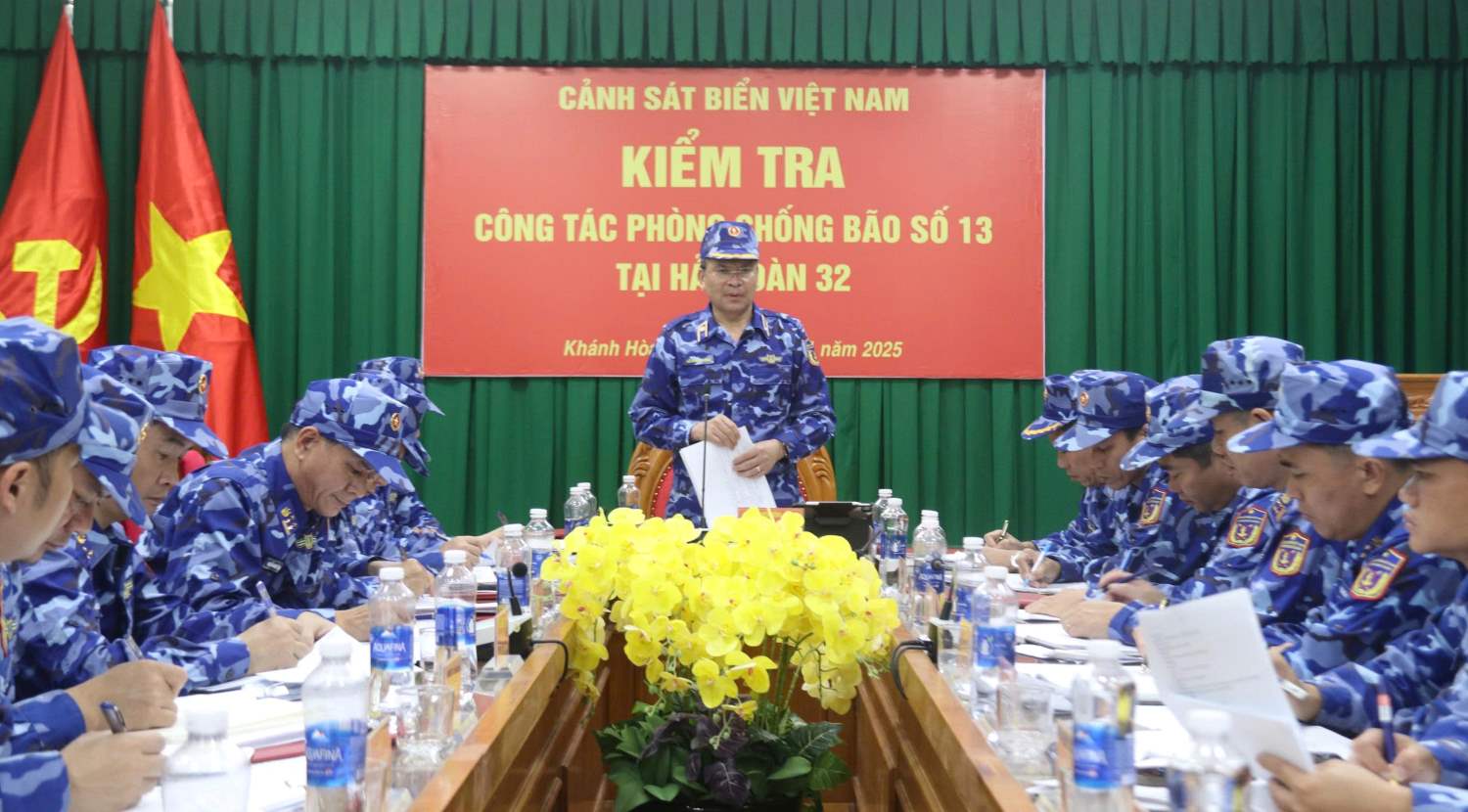 Tư lệnh Cảnh sát biển kiểm tra công tác ứng phó bão số 13 Kalmaegi tại Khánh Hòa