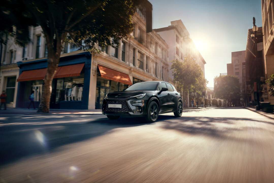 Lexus LBX Vibrant Edition: nuovo crossover ibrido sportivo con AI