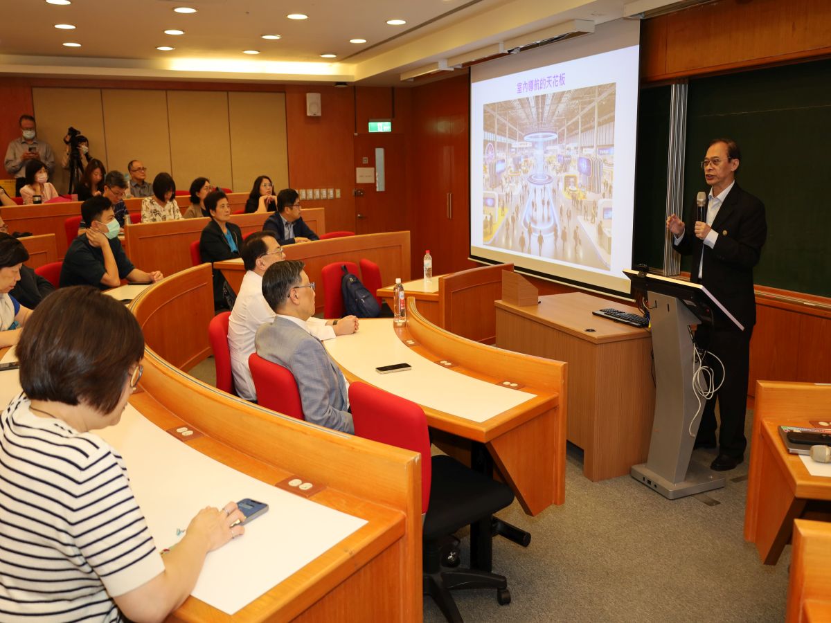 亞大講座教授許聞廉說明，新研發的智能導航系統，能廣泛應運在展場。（圖：亞洲大學提供）