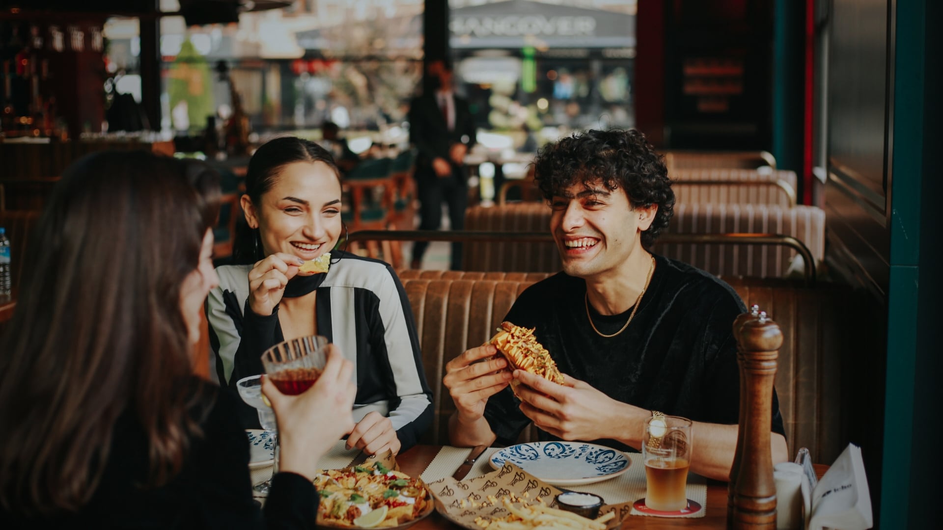 La mirada sostenida es uno de los comportamientos mejor documentados en la investigación del cortejo. Foto: Especial