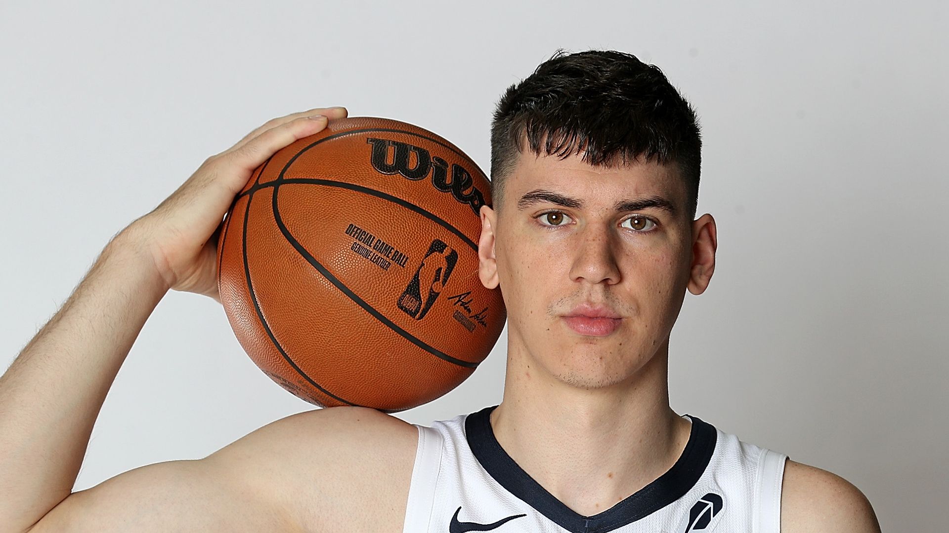 5-facts-to-know-about-lakers-star-jake-laravia-including-his-multi