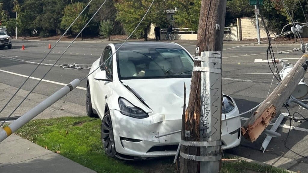 Suspected DUI crash leads to power outage in Santa Rosa; driver arrested
