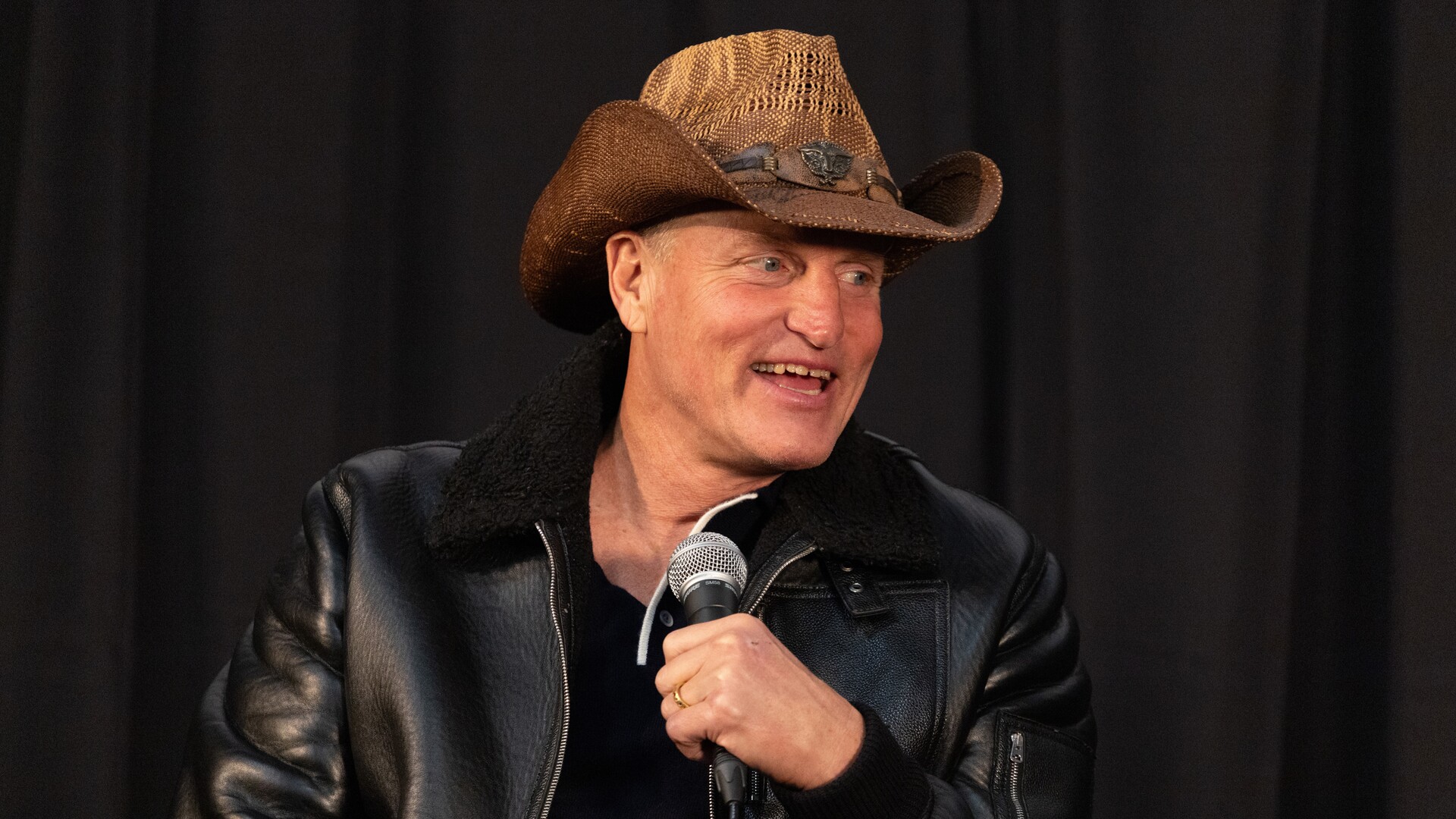 Woody Harrelson’s bizarre habit revealed by costar Isla Fisher(00)