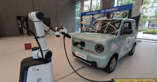 Ce robot semble prêt à recharger le véhicule.