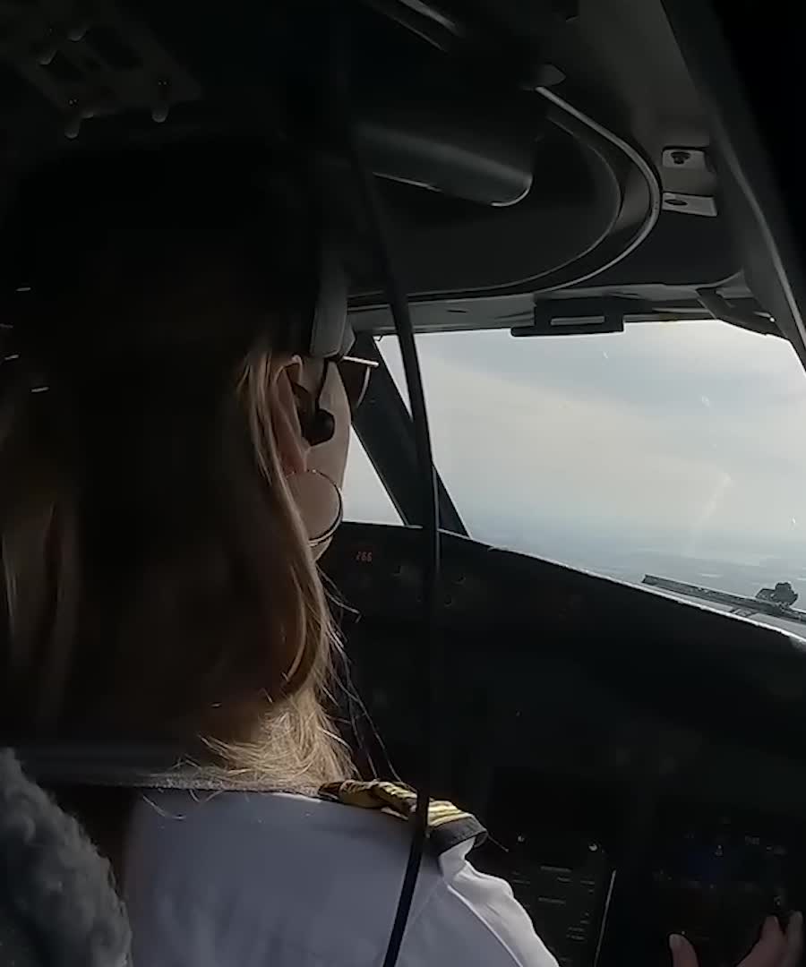 Boeing 737 Gusty Landing Amsterdam Schiphol Airport Rwy27