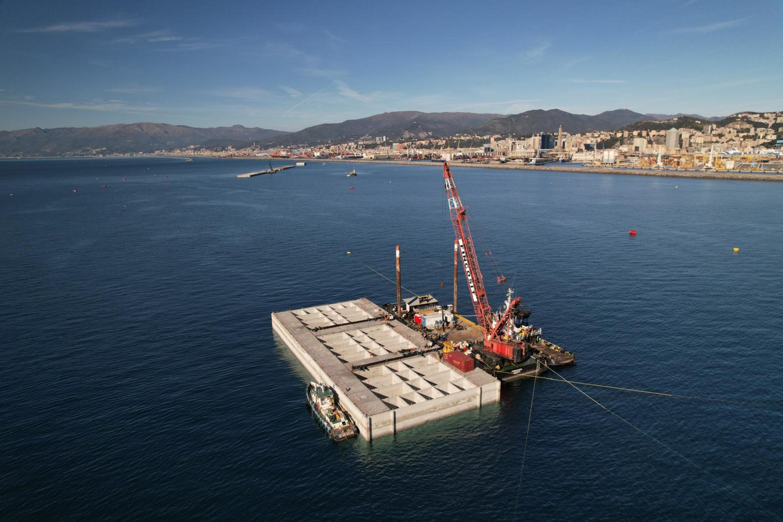 Bucci, posato il primo mega cassone della nuova diga di Genova