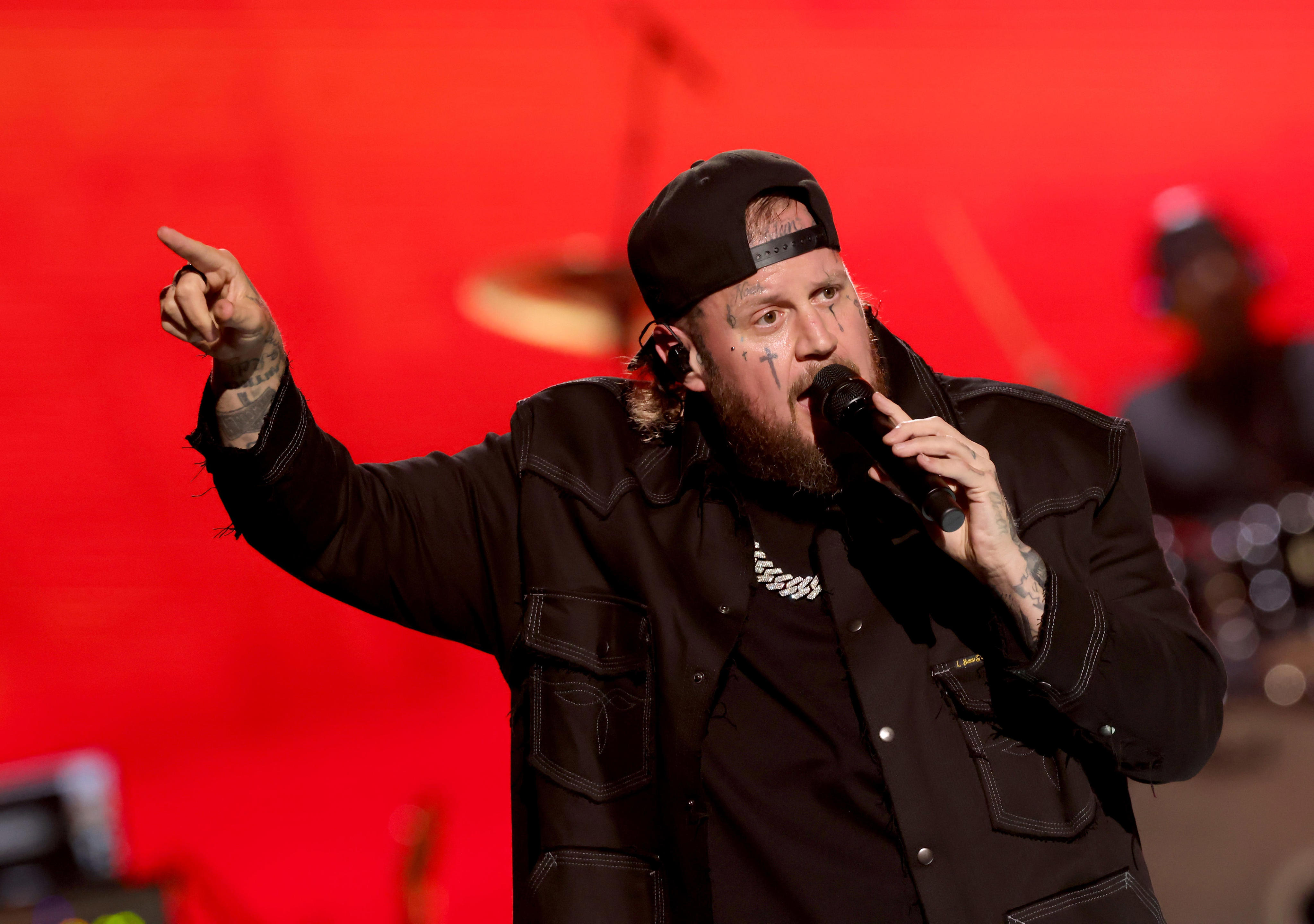 jelly-roll-says-he-was-treated-like-a-criminal-at-an-australian-louis