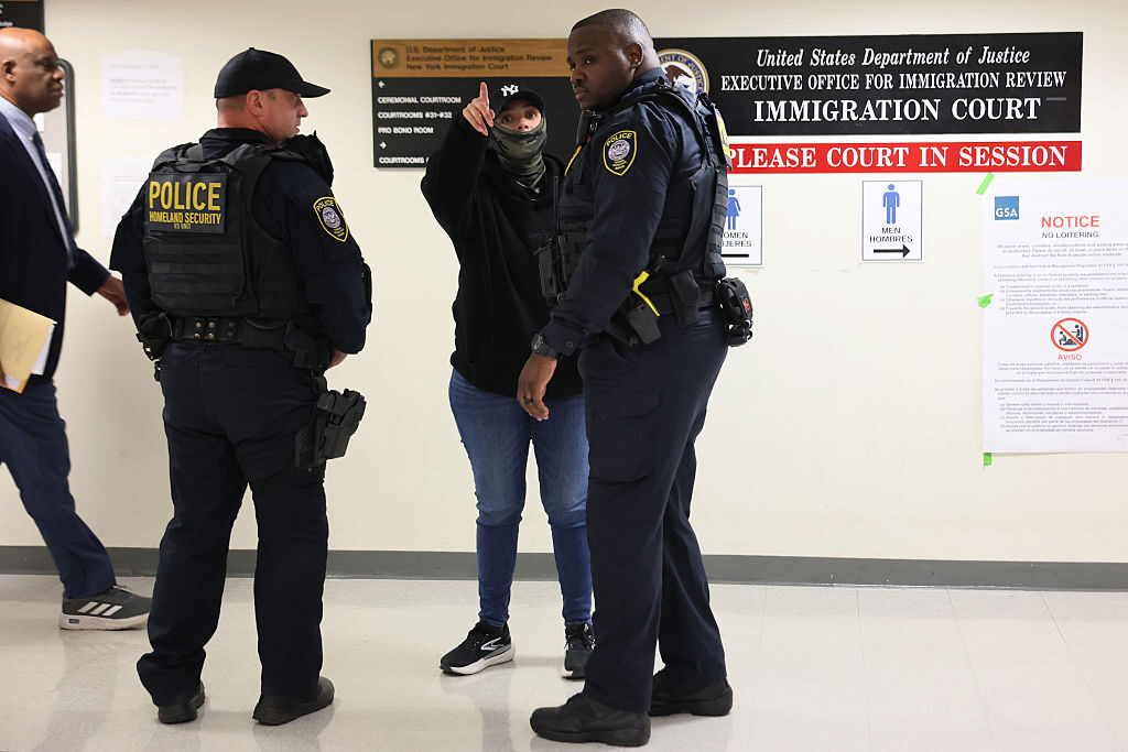 Lawmakers want count of US citizens held by immigration agents