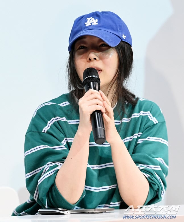 민희진 전 어도어 대표가 지난해 4월 25일 한국컨퍼런스센터에서 진행된 기자회견에서 질문에 답하고 있다. /스포츠조선