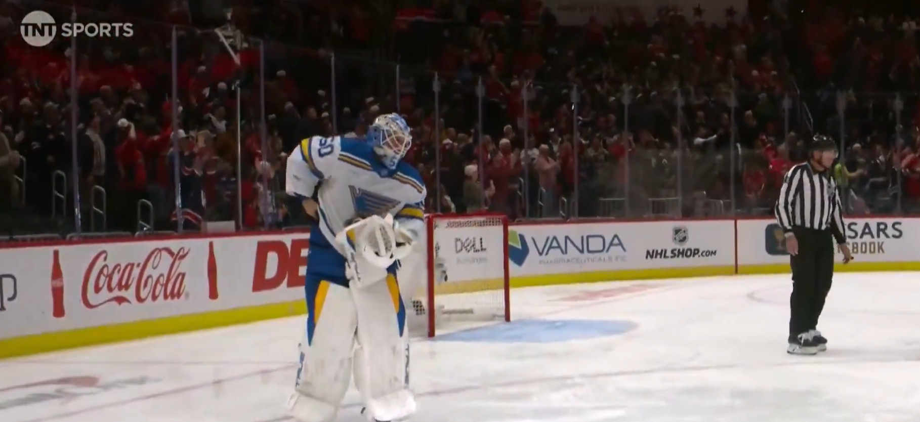 900e but d’Ovechkin : Jordan Binnington s’enfuit avec la rondelle