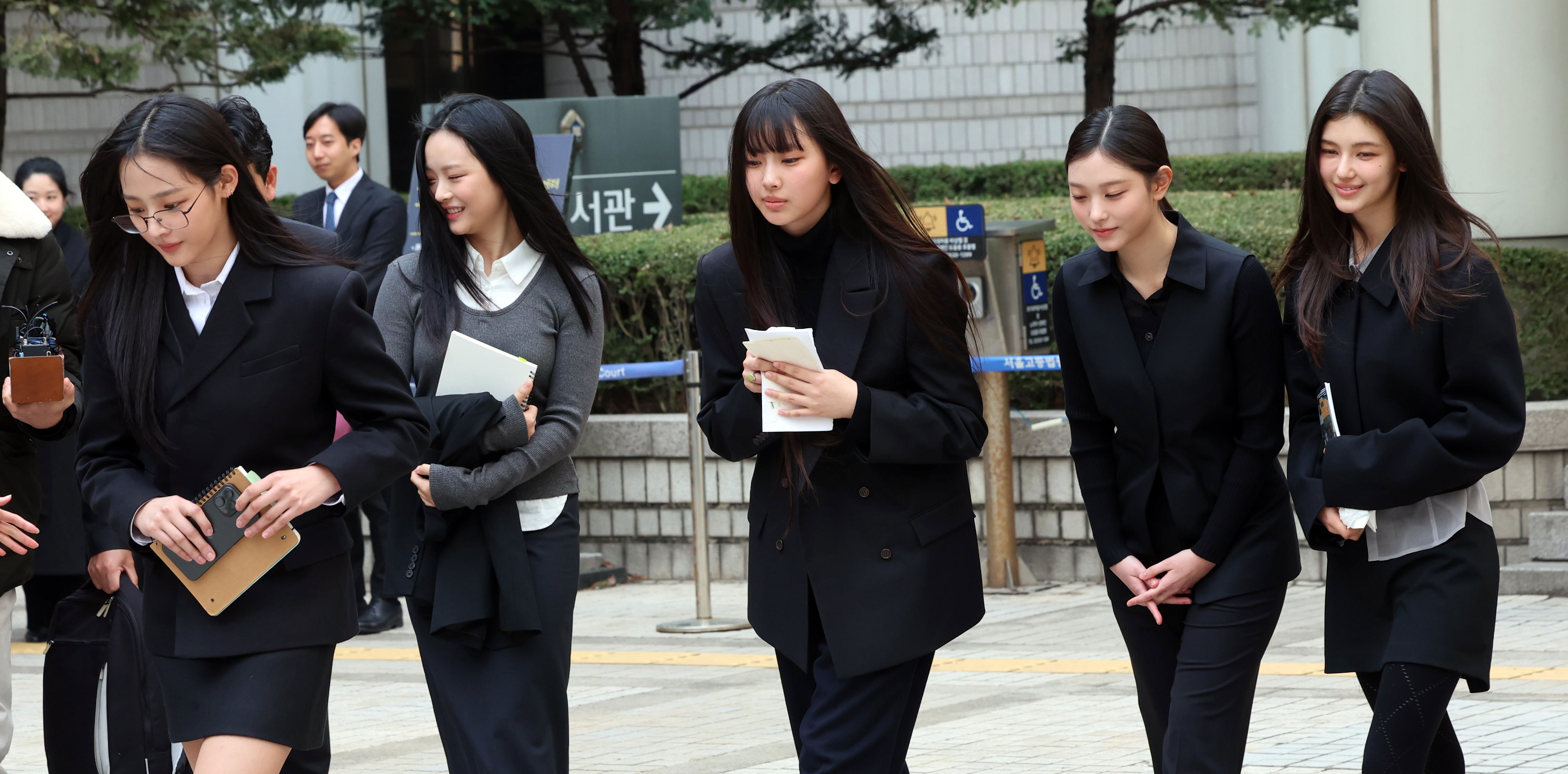 그룹 뉴진스(왼쪽부터 민지, 하니, 혜인, 해린, 다니엘)가 지난 3월 7일 서울 서초구 서울중앙지방법원에서 어도어 측이 멤버들을 상대로 제기한 ‘기획사 지위보전 및 광고계약 체결 등 금지’ 가처분 첫 심문기일을 마친 후 법원을 나서고 있다. 2025.3.7/뉴스1