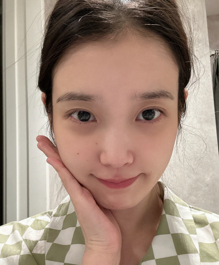 IU's curly hair has changed dramatically...It's a human palette.