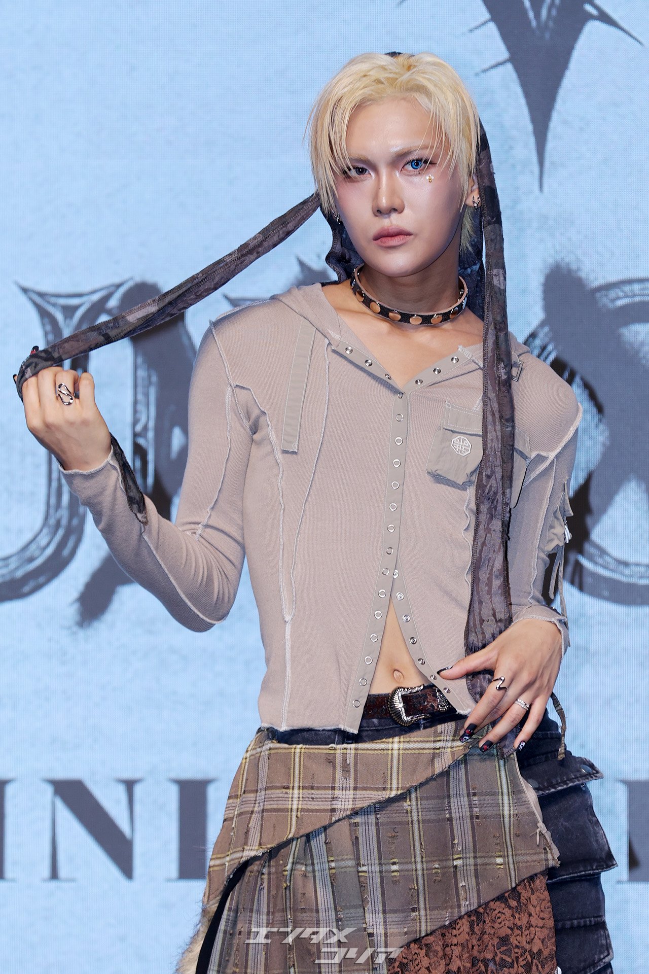 フォト】XLOVヒョン、吸い込まれそうなブルーアイ