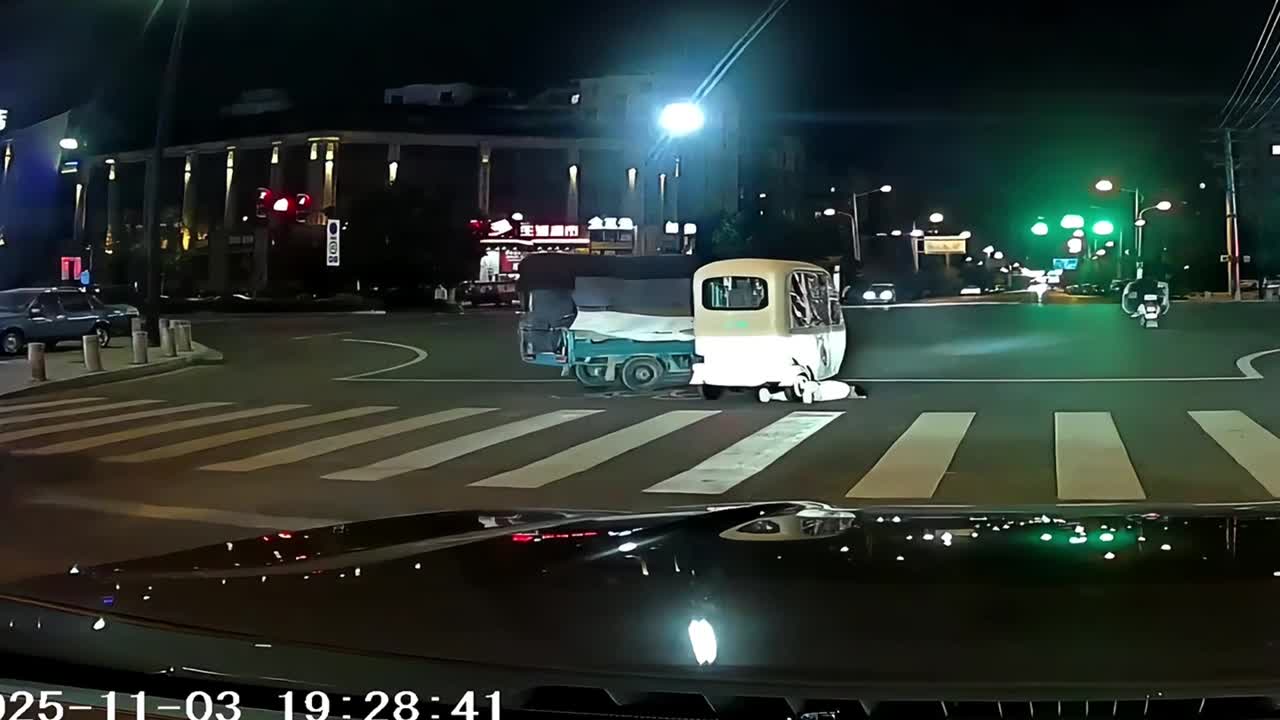 Pedestrians lift electric tricycle to rescue child trapped under wheels ...