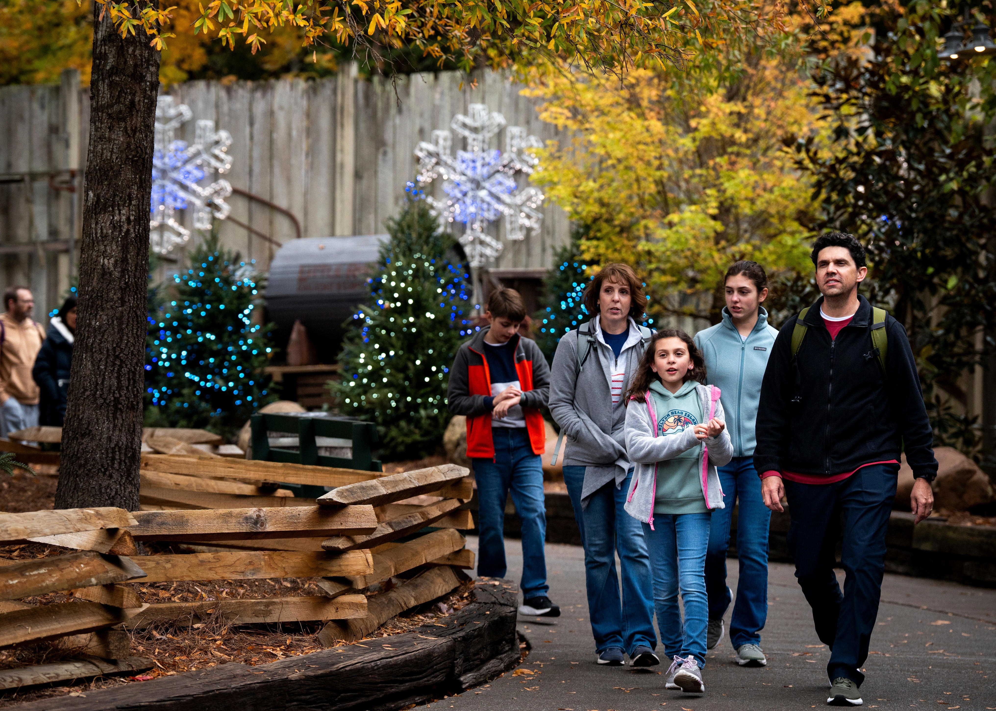 is-dollywood-open-for-christmas-when-does-dollywood-close-in-2025