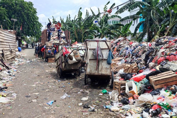 Masalah Sampah yang Terus Mengganggu Jalan di Penggilingan