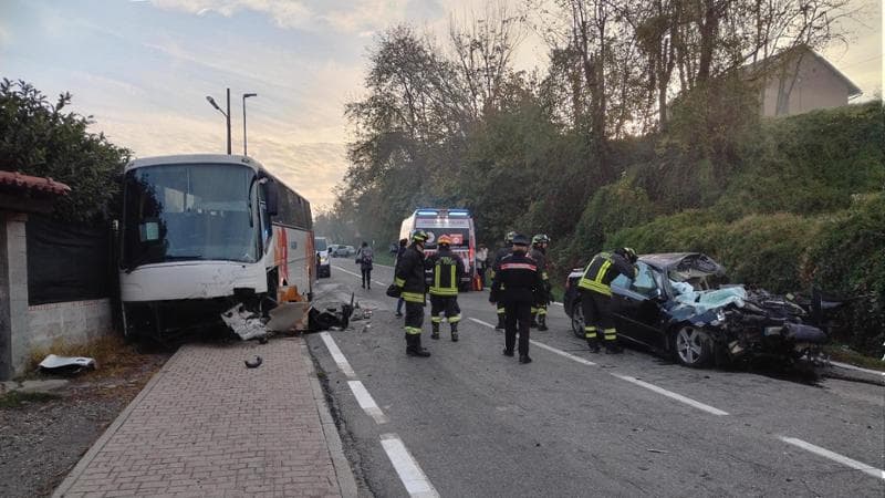 Scontro frontale tra auto e scuolabus, un morto e 20 studenti feriti ...