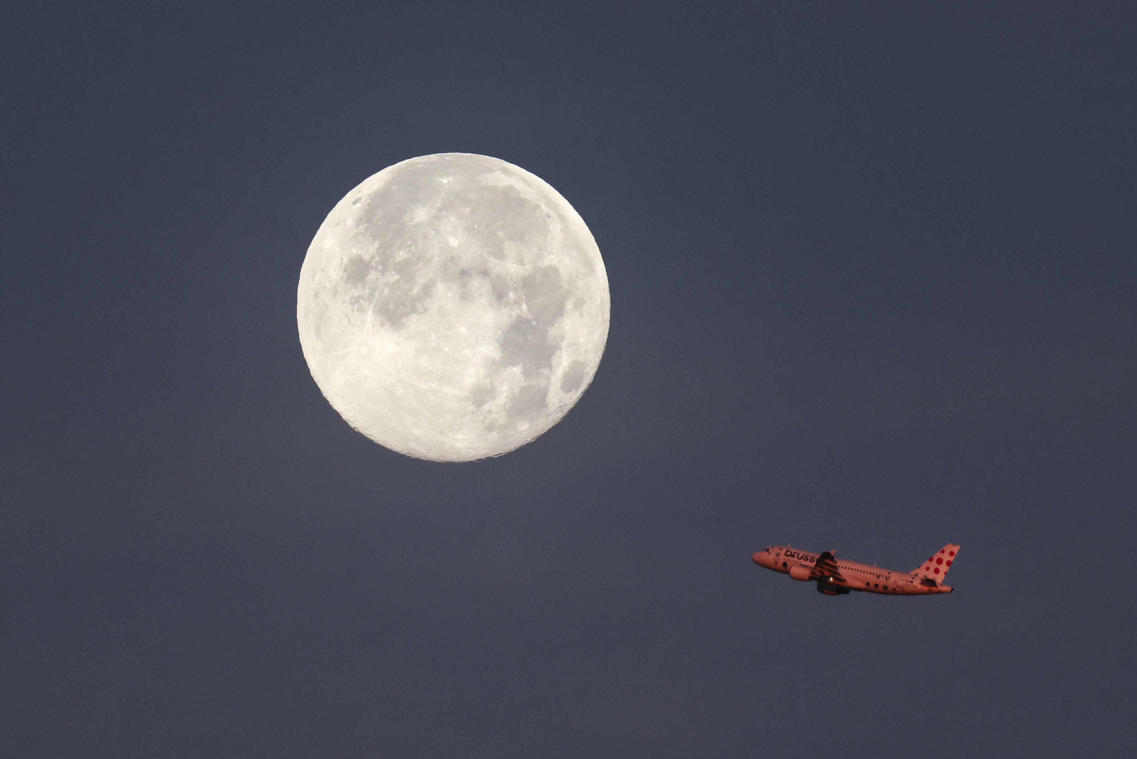 11 amazing pictures of the brightest supermoon of the year
