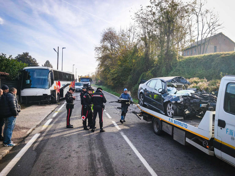 Scontro auto-bus scuola nel Torinese, un morto e 20 feriti
